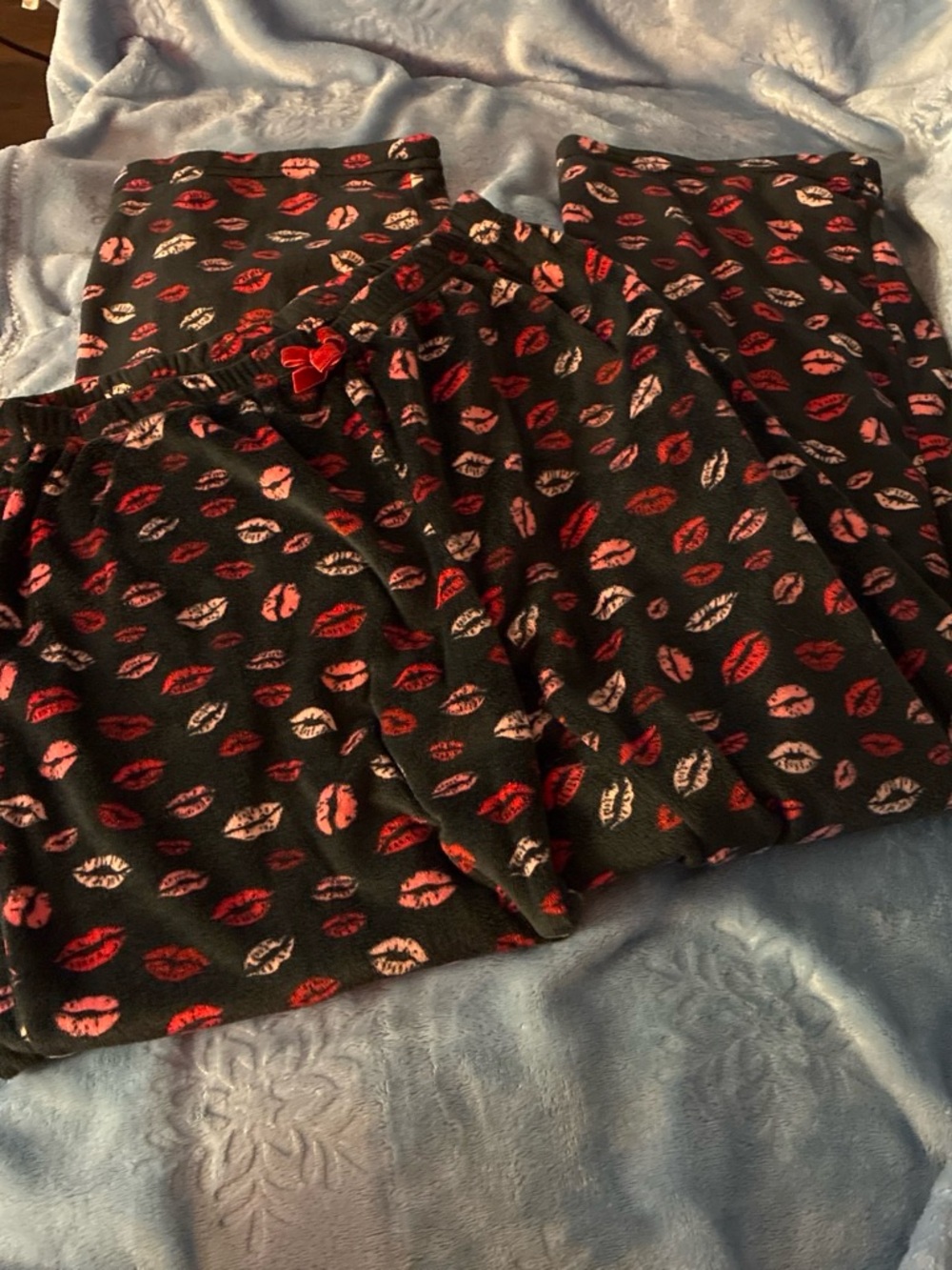 Women’s Black Lip-Print Lounge Pants - Red & Pink Kiss Pattern